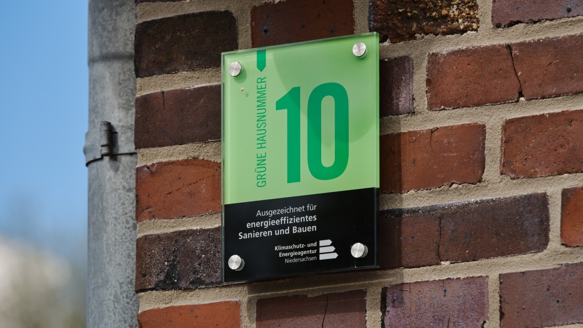 Grüne Hausnummer. Grüne Hausnummer.