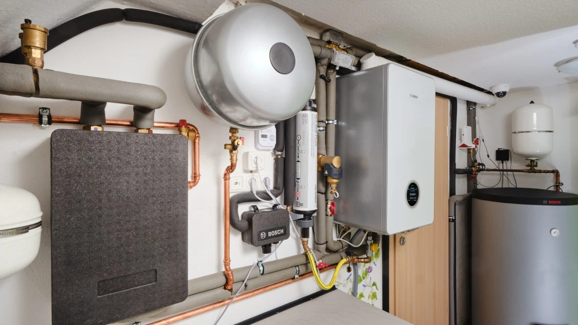 Hybridsystem innen im keller.