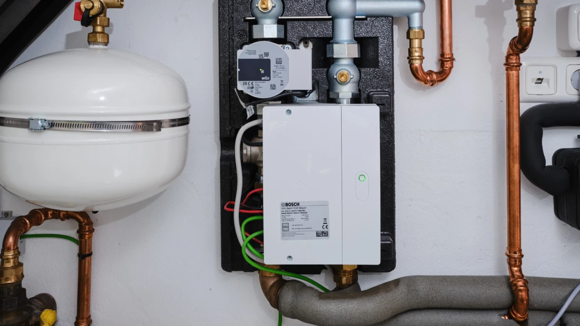 Hybridsystem innen im Keller, nahaufnahme.