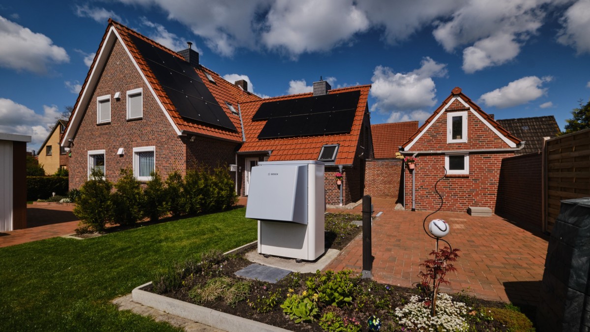 Hybridsystem vor einem Haus. Hybridsystem vor einem Haus.