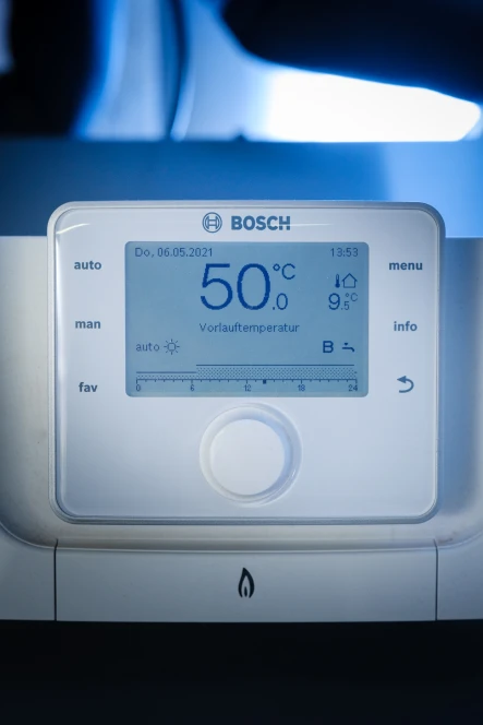 Das Display des neuen Bosch Heizgeräts im Einfamilienhaus