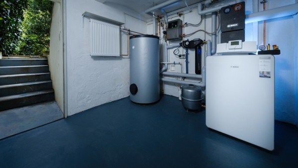 Das Gas-Hybridsystem Condens Hybrid 8000i F steht im Keller