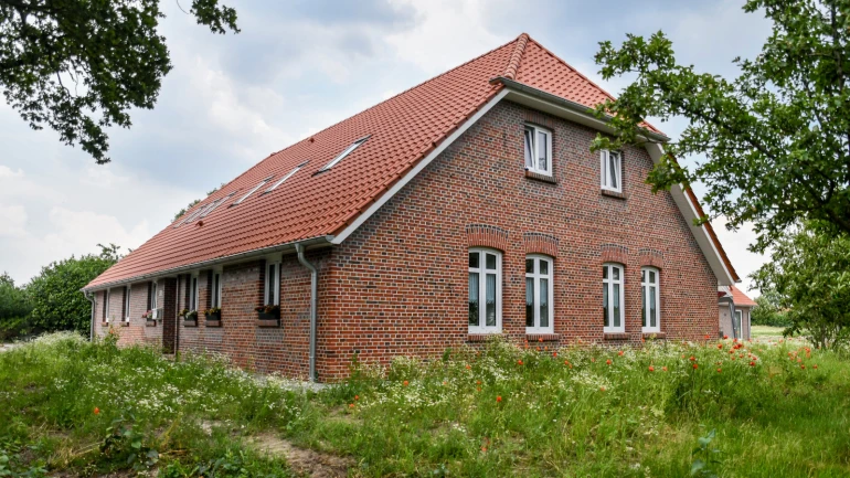 Referenzobjekt Neuenburg: Bei der Modernisierung dieses Bauernhauses wurde in ähnlicher Ausführung eine Gas-Brennwerttherme mit externem Warmwasserspeicher und Solar installiert.