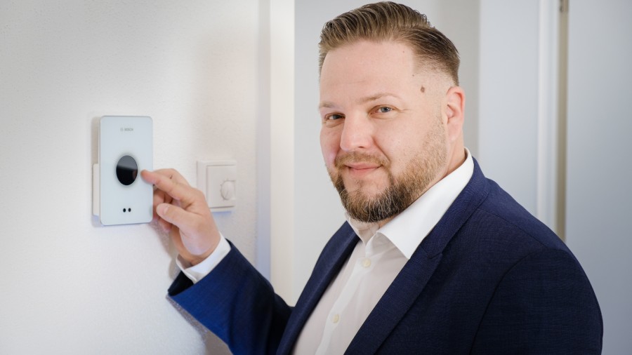 Ein Installateur mit dem Bosch Heizungsregler Ein Installateur mit dem Bosch Heizungsregler