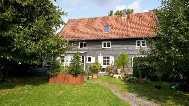 Bosch Compress 6800i AW steht an der Hauswand