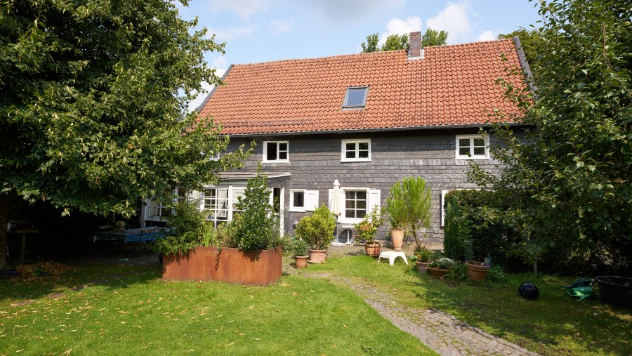 Bosch Compress 6800i AW steht an der Hauswand