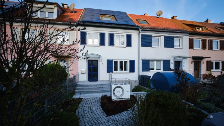 Bosch Compress 6800i AW steht an der Hauswand