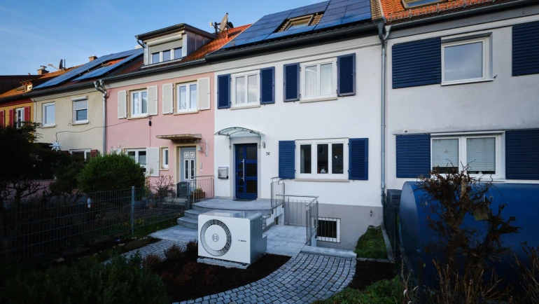 Bosch Außeneinheit vor Bestandsgebäude