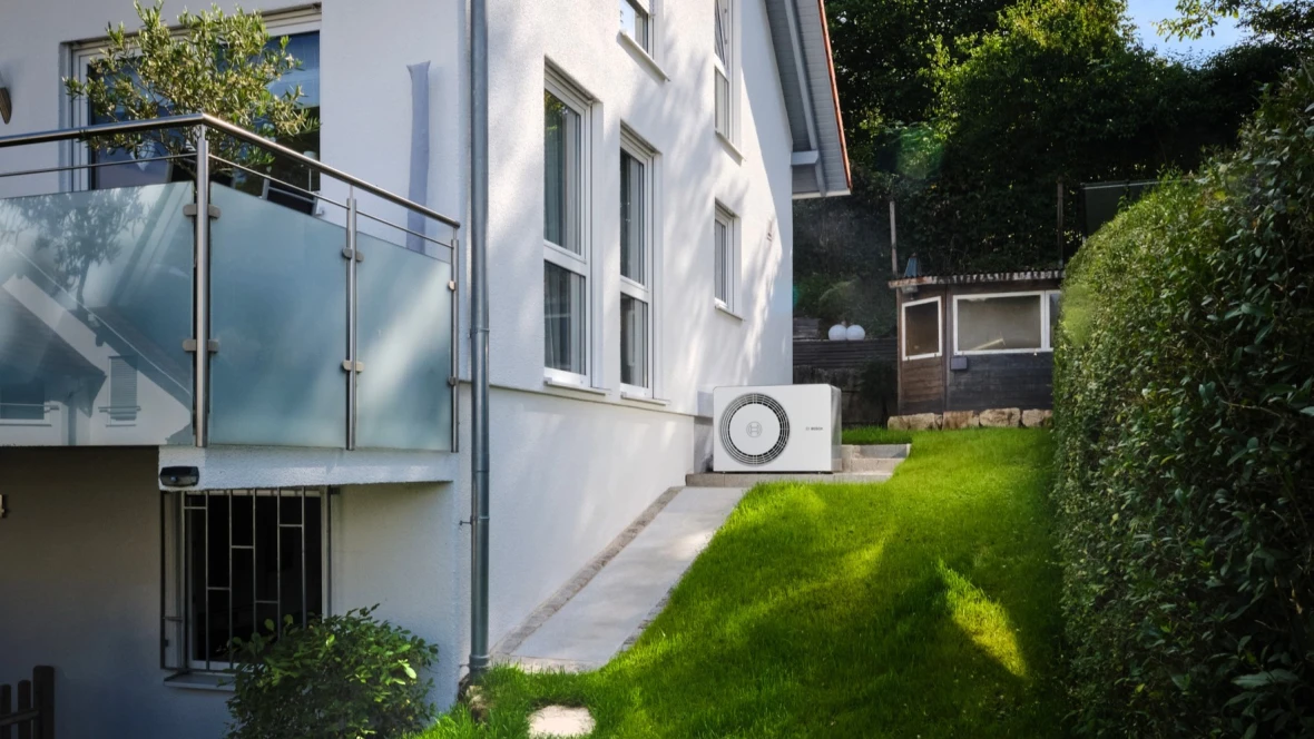 Bosch Wärmepumpe Compress 6800i AW vor Haus stehend