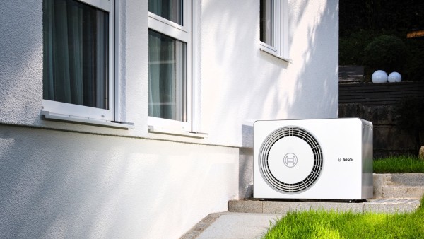 Bosch Luft-Wasser-Wärmepumpe Compress 6800i AW vor einem Haus stehend