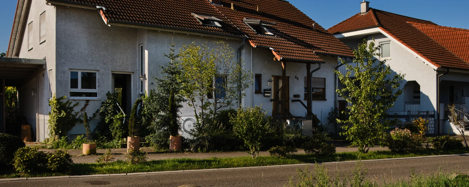 Doppelhaushälfte mit Wärmepumpe im Vorgarten stehend