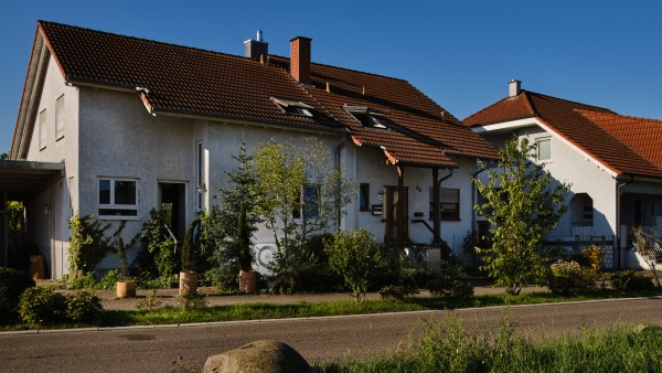 Reihenhaus mit einer verbauten Wärmepumpe.