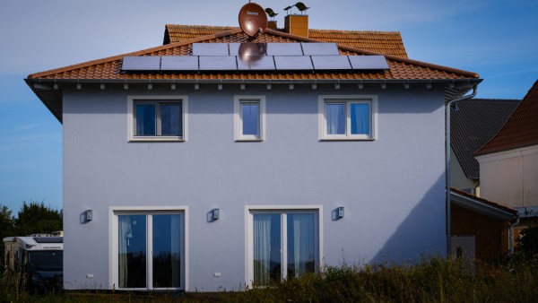 Moderner Einfamilienhaus Neubau mit verbauter Sole-Wasser-Wärmepumpe von Bosch.