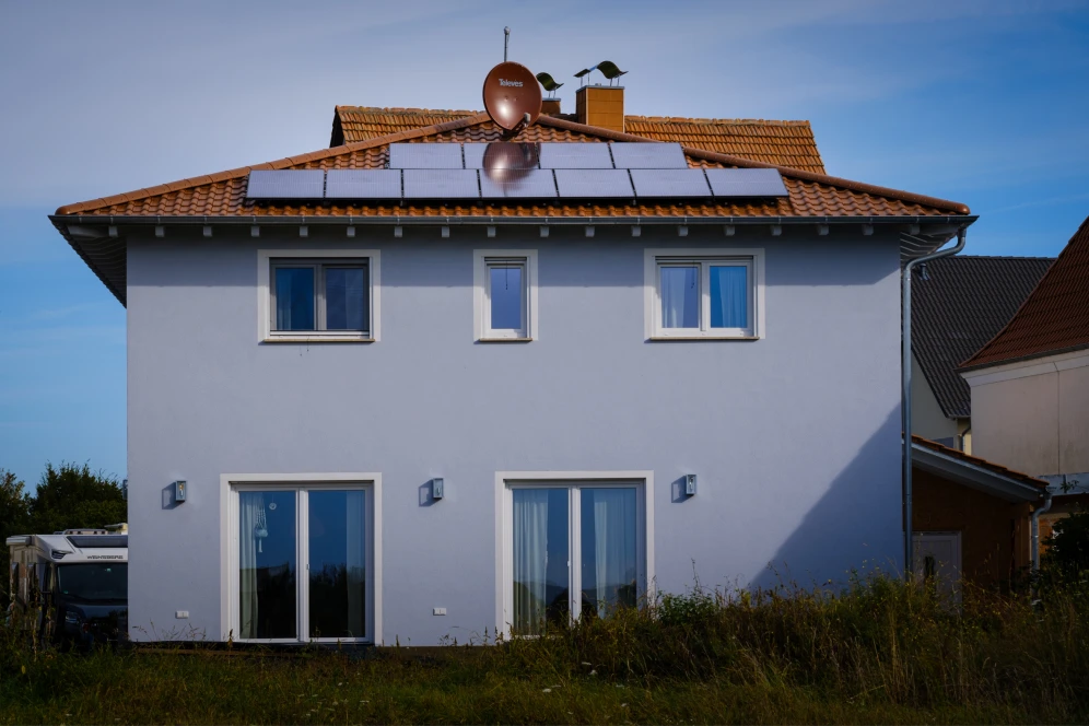 Offenbach, Referenzobjekt; Autark und nachhaltig Heizen: Die Compress 7800i LW und Photovoltaikanlage im Neubau