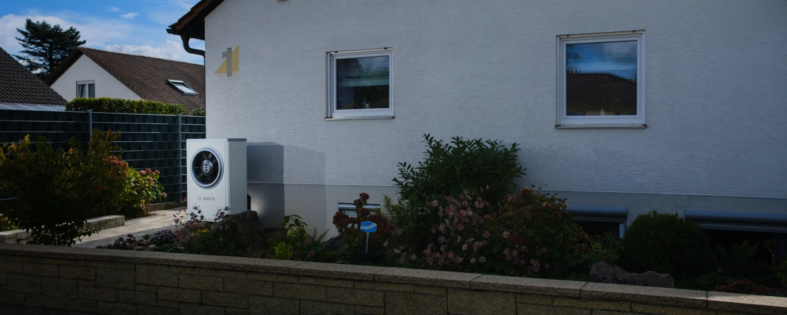 Wärmepumpe von Bosch vor Referenzobjekt im Zuge der Modernisierung eines Altbaus in Offenbach