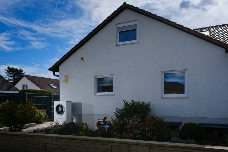 Referenzobjekt Offenbach Sanierung mit Bosch Wärmepumpe Compress 7000i AW in Kombination mit dem Bosch Energiemanager Referenzobjekt Offenbach Sanierung mit Bosch Wärmepumpe Compress 7000i AW in Kombination mit dem Bosch Energiemanager