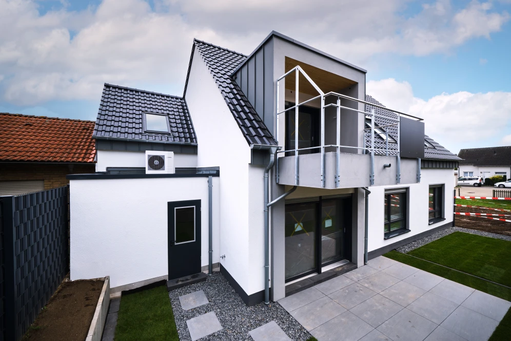 Modernes Einfamilienhaus mit Wärmepumpe auf Garagendach