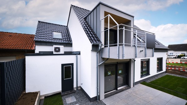 Referenzobjekt in Düren: Compress 3400i AWS Split Klima-Wärmepumpe von Bosch versorgt ein Zweifamilien-Haus.