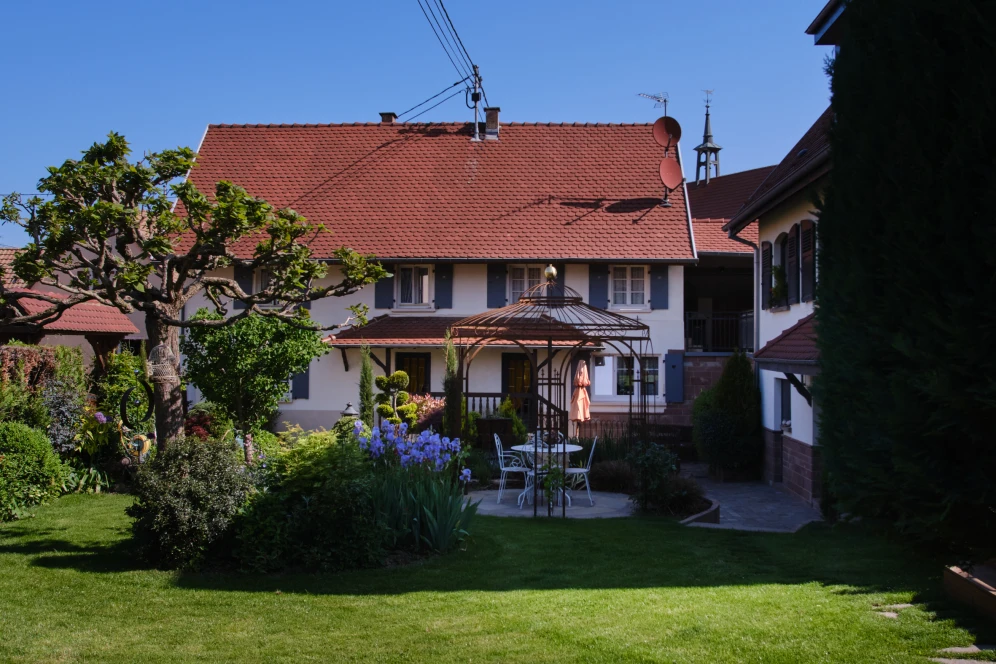 Die Installation einer Luft-Wasser-Wärmepumpe in einem doppelstöckigen Einfamilienhaus in Hohatzenheim