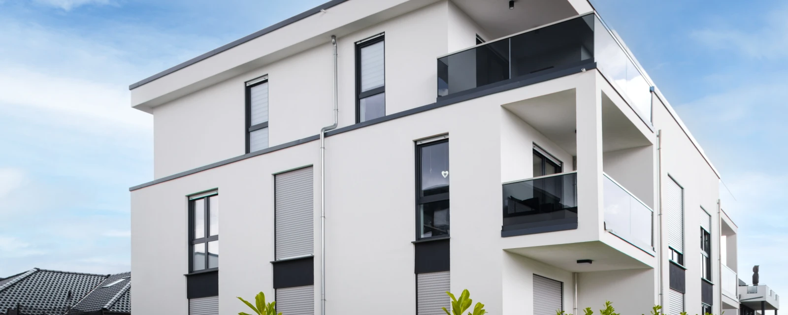 Referenzobjekt Neubau in Korbach: Sechs Wohnungsstationen Flow 7000 MS in Kombination mit Gas-Brennwertkessel und Solarfläche