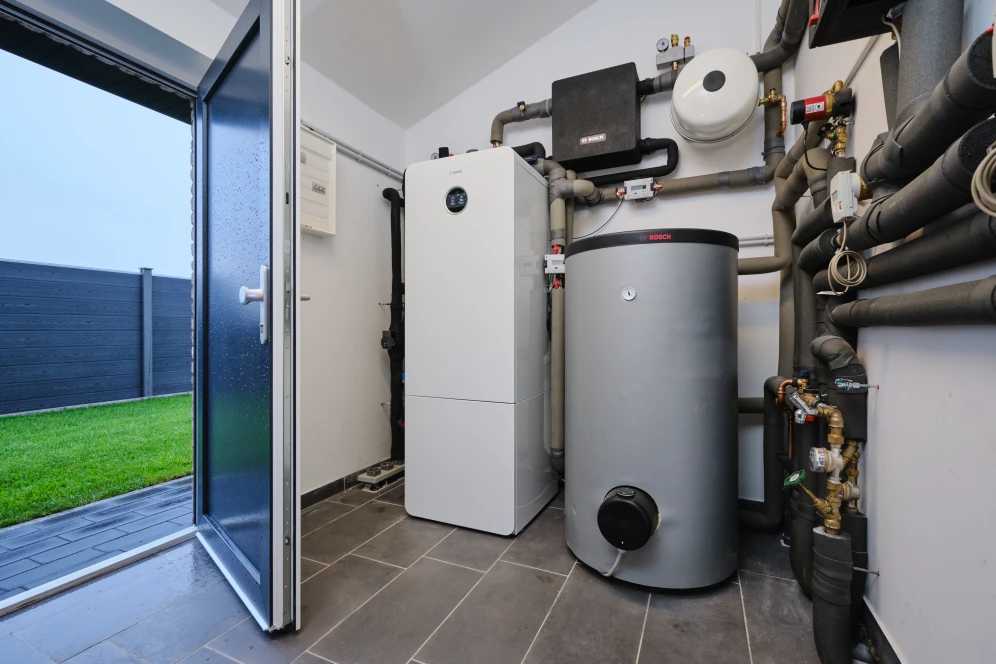 Heizungskeller mit eingebauter Wärmepumpe.