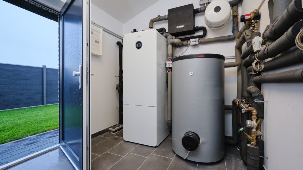 Heizungskeller mit eingebauter Wärmepumpe.