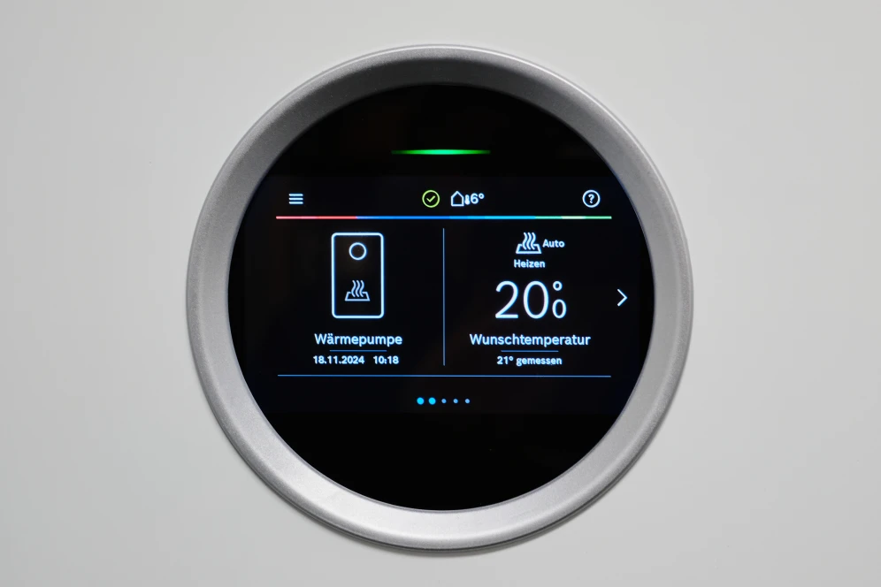 Digitale Anzeige einer Warmepumpe von Bosch, die bei 20 Grad eingestellt ist.