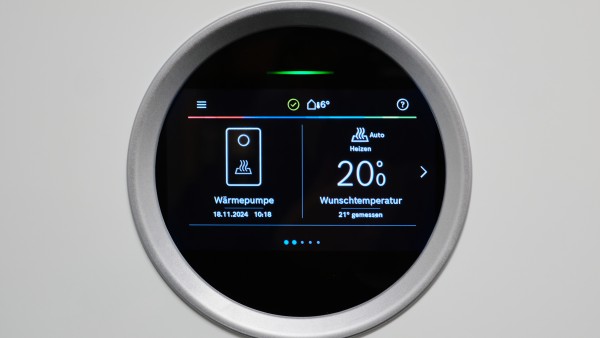 Digitale Anzeige einer Warmepumpe von Bosch, die bei 20 Grad eingestellt ist.