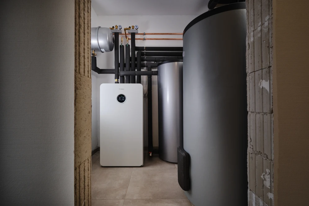 Innengerät einer Bosch Wärmepumpe 7800i AW in Raum stehend