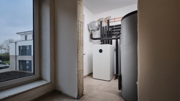 Bosch Erdwärmepumpe im Heizungsraum installiert