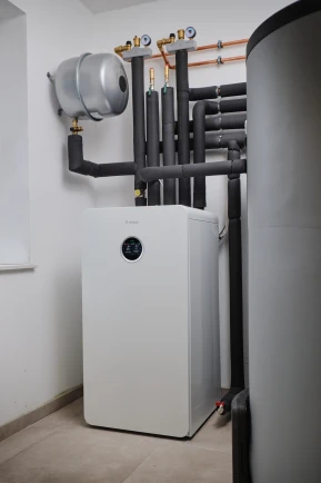 Innengerät Bosch Wärmepumpe Compress 7800i LW in Raum stehend