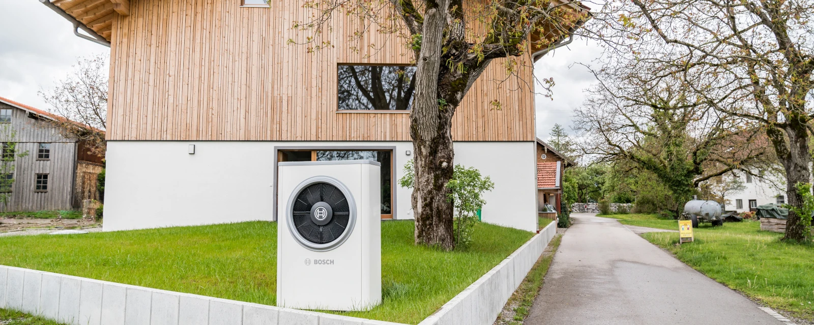 Referenzobjekt Modernisierung in Samberg mit Bosch Wärmepumpe vor dem Haus