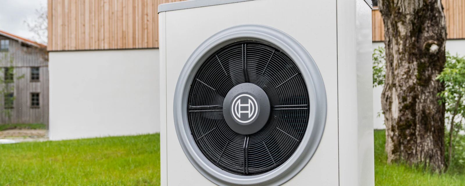 Bosch Luft-Wasser-Wärmepumpe Compress 7400i AW außen aufgestellt im Garten, große Darstellung des Ventilators vom Außengerät