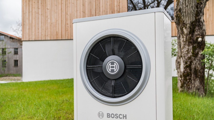 Eine Wärmepumpe Compress 7400i AW steht in einem Vorgarten. Eine Wärmepumpe Compress 7400i AW steht in einem Vorgarten.