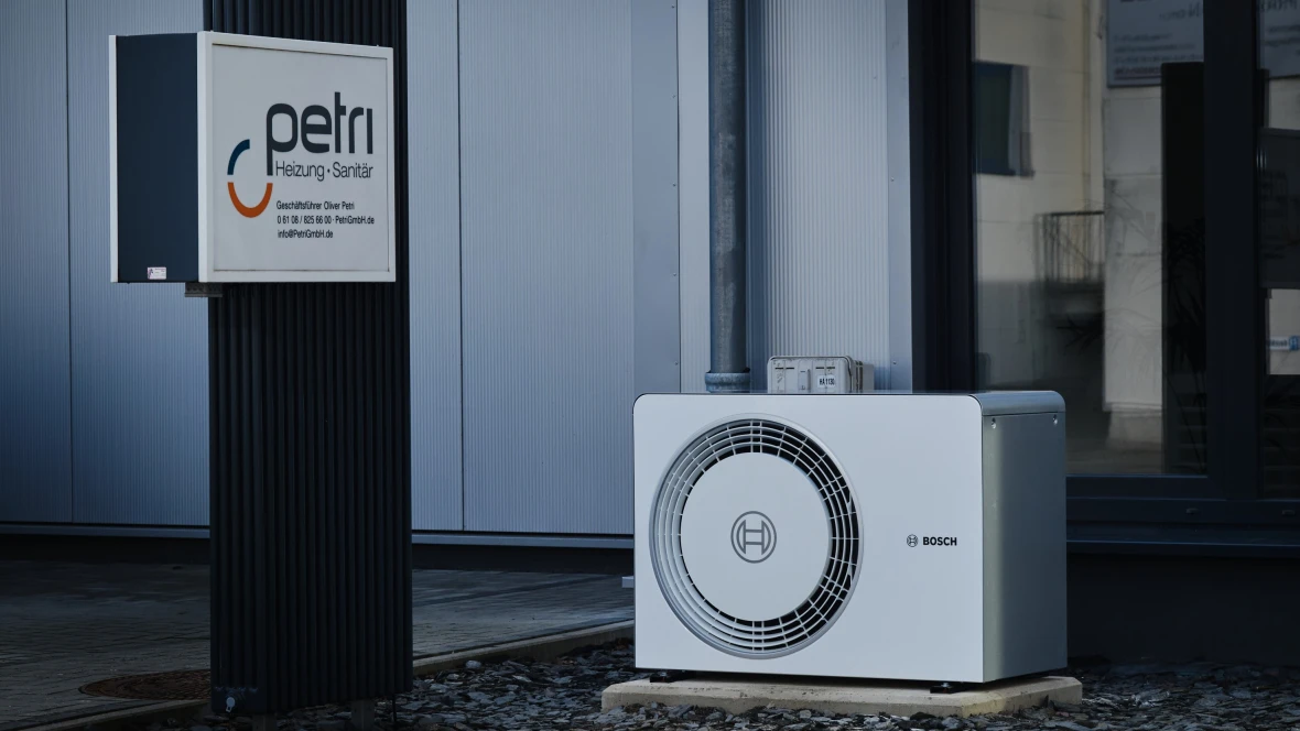 Bosch Wärmepumpe Compress 6800i AW vor Haus stehend