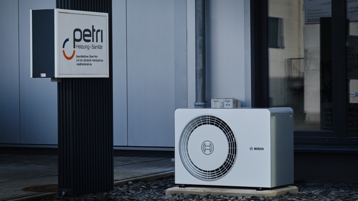 Bosch Wärmepumpe Compress 6800i AW vor Haus stehend Bosch Wärmepumpe Compress 6800i AW vor Haus stehend