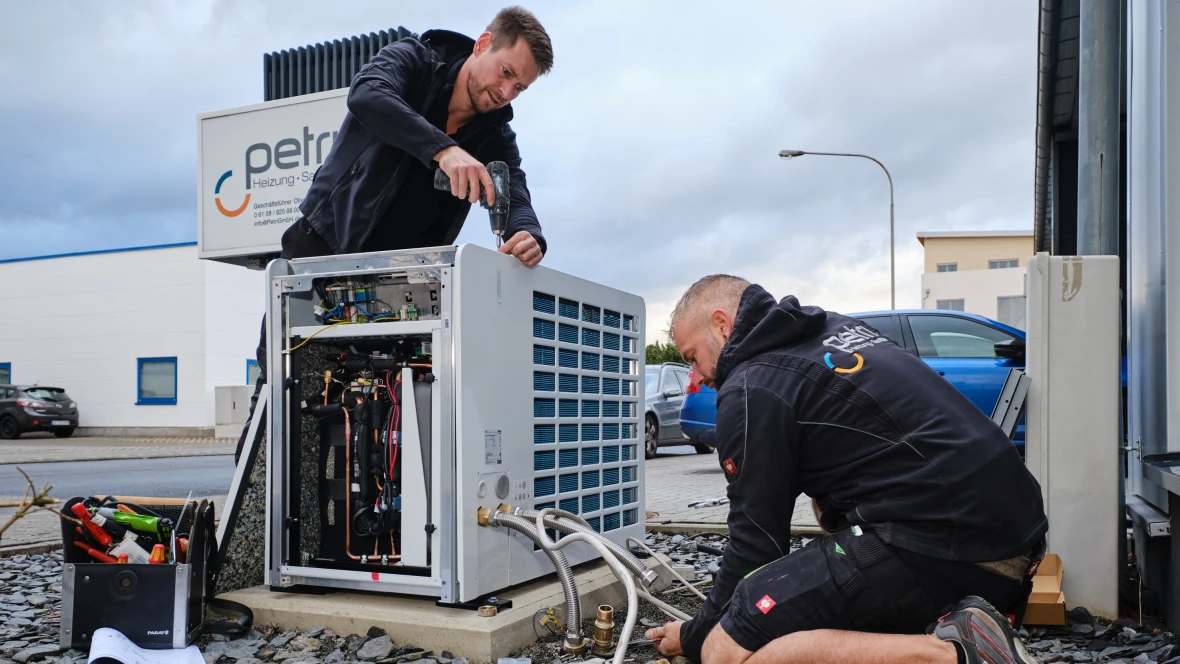 Zwei Männer arbeiten an Wärmepumpenmontage