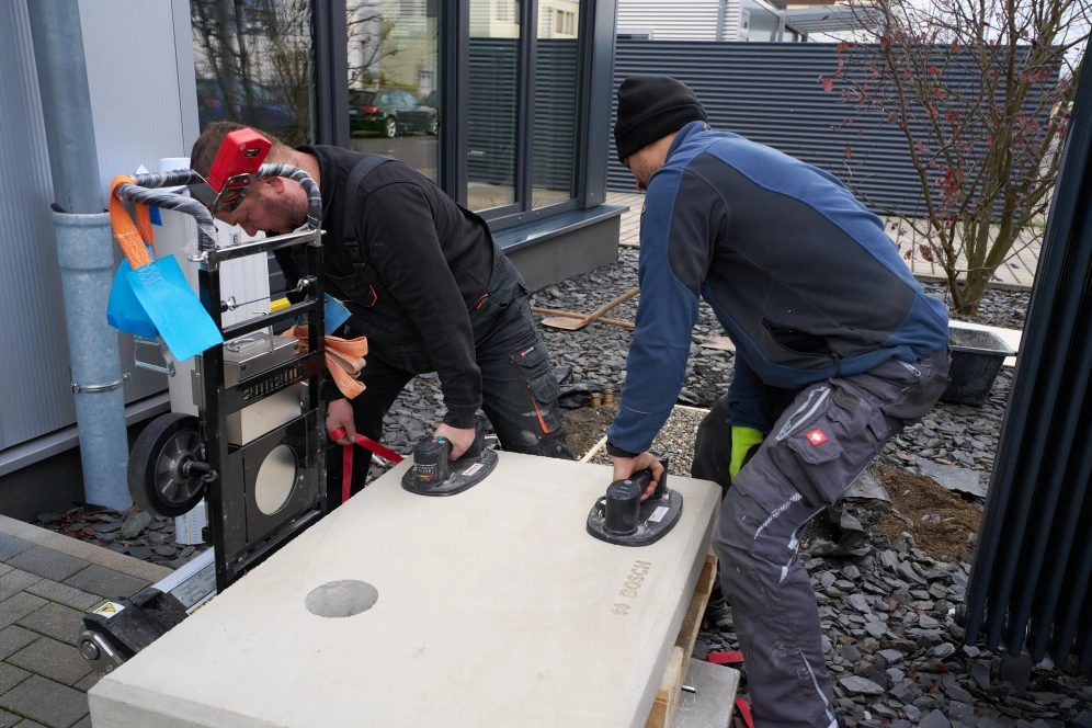 Zwei Männer arbeiten an Wärmepumpenmontage