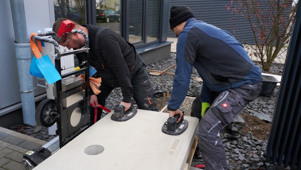 Zwei Männer arbeiten an Wärmepumpenmontage