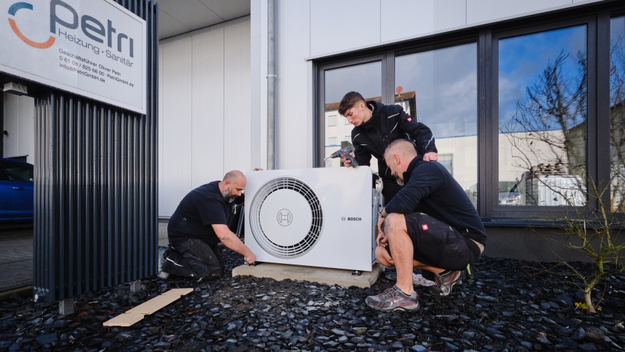 Drei Männer montieren Bosch Wärmepumpe Compress 6800i AW Drei Männer montieren Bosch Wärmepumpe Compress 6800i AW
