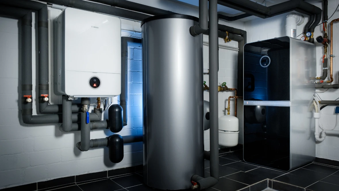 Pufferspeicher und Hybridheizung in Kellerraum aufgestellt,