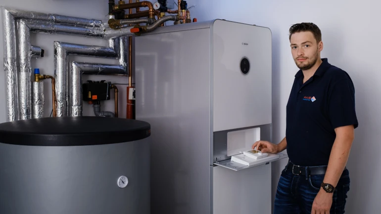 Installateur steht vor der Compress 7400i AW Inneneinheit