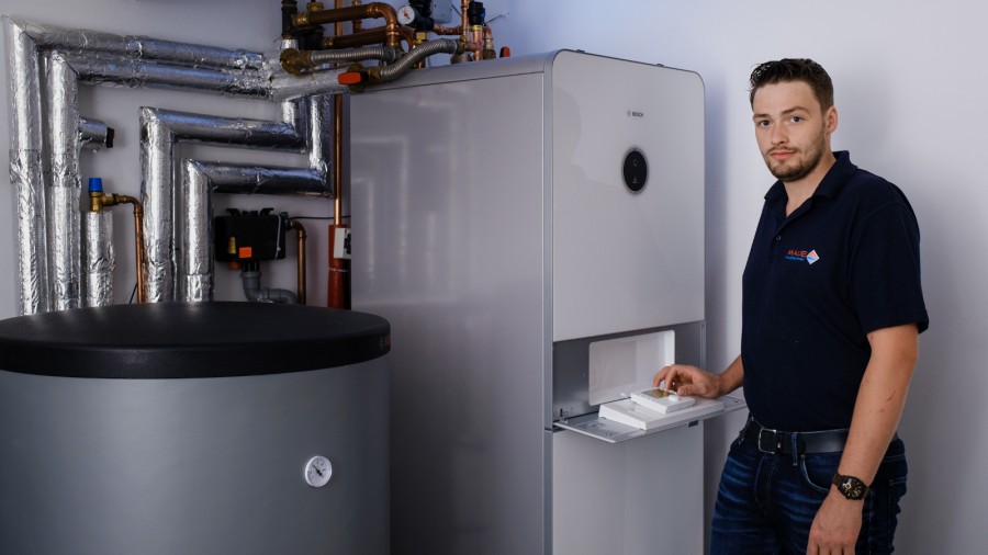 Installateur steht vor der Compress 7400i AW Inneneinheit Installateur steht vor der Compress 7400i AW Inneneinheit