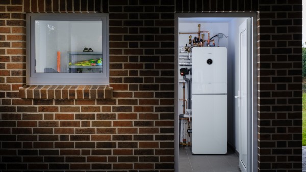 Eine Wärmepumpen-Inneneinheit von Bosch steht im Hauswirtschaftsraum.