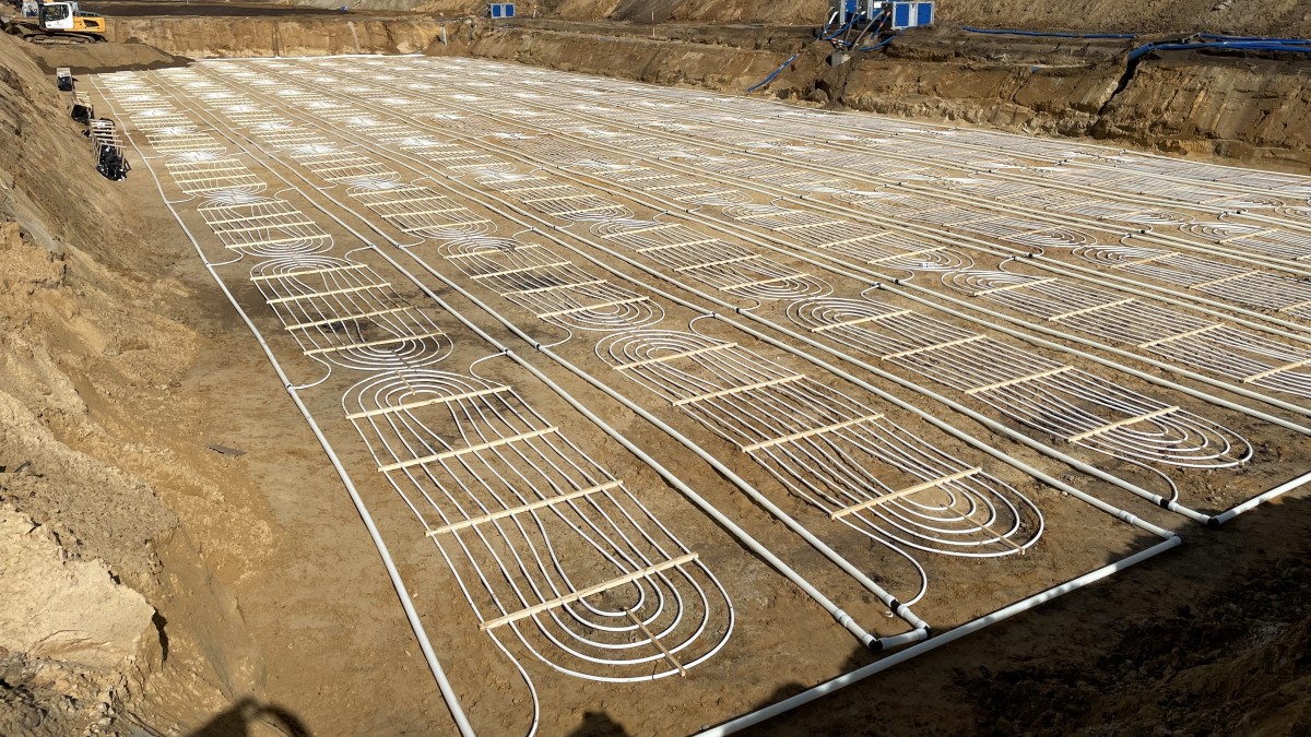 Die Wärmepumpe nutzt horizontal verlegte Kollektoren auf Flächen, um thermische Energie aus dem Boden zu gewinnen. Die Wärmepumpe nutzt horizontal verlegte Kollektoren auf Flächen, um thermische Energie aus dem Boden zu gewinnen.