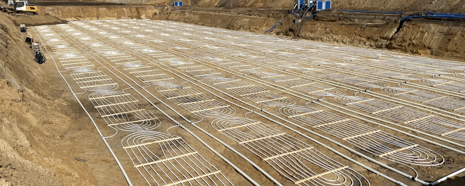 Bosch Sole-Wärmepumpe ist auf Grundstück horizontal verlegt.