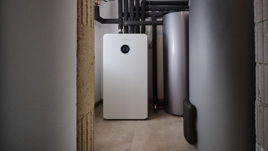 Bosch Wärmepumpe Compress 7800i LW in Keller stehend. Bosch Wärmepumpe Compress 7800i LW in Keller stehend.