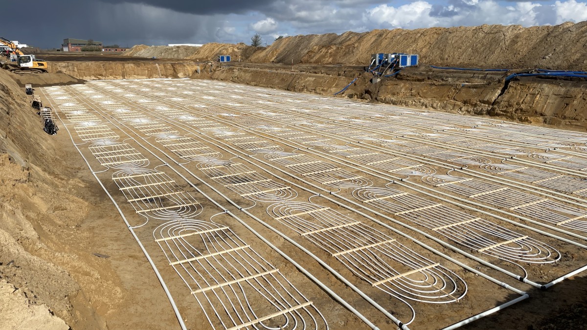 Bosch Sole-Wärmepumpe ist auf Grundstück horizontal verlegt. Bosch Sole-Wärmepumpe ist auf Grundstück horizontal verlegt.