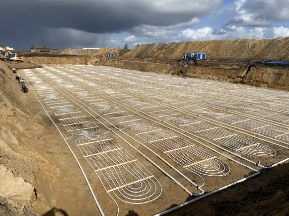 Bosch Sole-Wärmepumpe ist auf Grundstück horizontal verlegt.