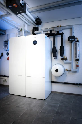Bosch Wärmepumpe Compress 7800i AW in Keller angeschlossen stehend.
